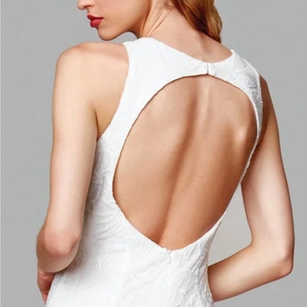 Elegant White Sleeveless Gown - Picture 4 of 12